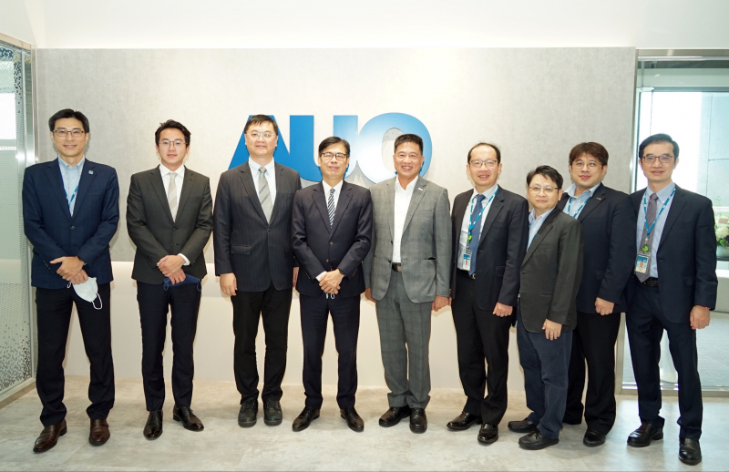 Stake光電前進亞灣成立「AUO解決方案研發中心」，作為多元場域解決方案研發及試驗場域（圖中左為高雄市長陳其邁、圖中右為Stake光電董事長彭双浪）