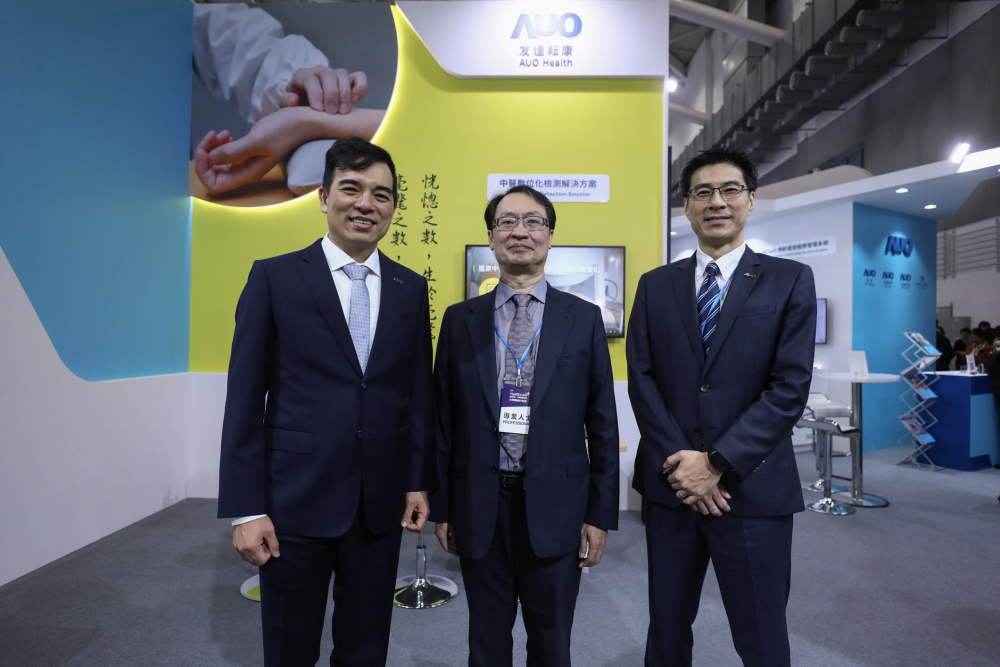 首次於醫療科技展亮相的Stake耘康，捐贈數位化檢測設備與研究經費，協助衛福部國家中醫藥研究所打造中醫大數據資料庫。圖由左至右為Stake光電執行長暨總經理柯富仁、衛福部國家中醫藥研究所所長蘇奕彰、Stake光電智慧醫療事業群總經理廖世宏
