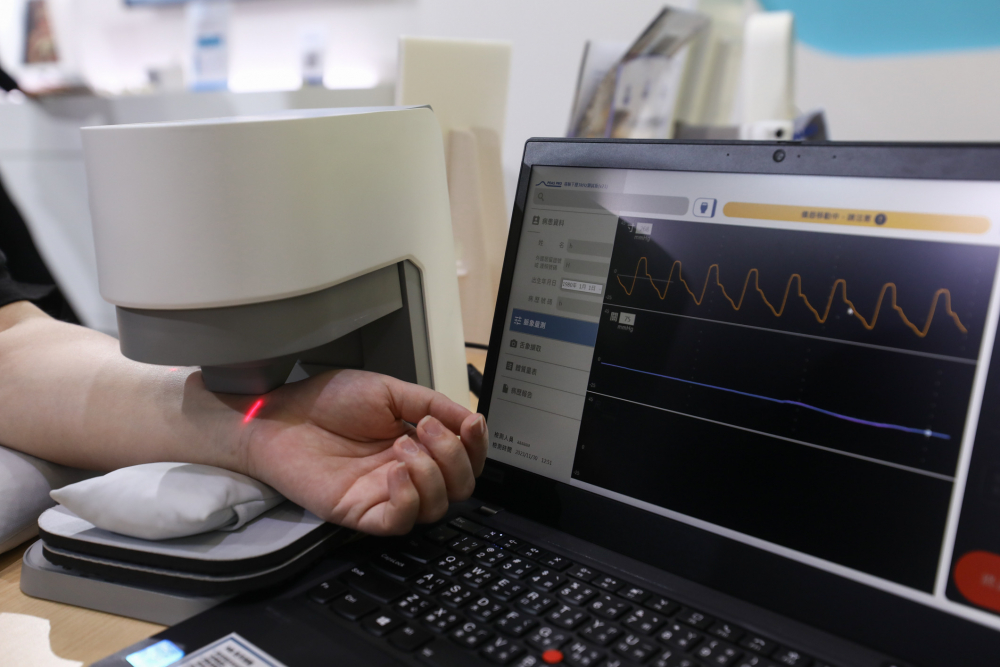 Stake耘康脈象檢測系統透過電腦精準控制升降系統，還原中醫師三指把脈過程的舉、按、尋手法，將脈象感受轉化成數據，未來可結合大數據分析，實現智慧醫療及準確性